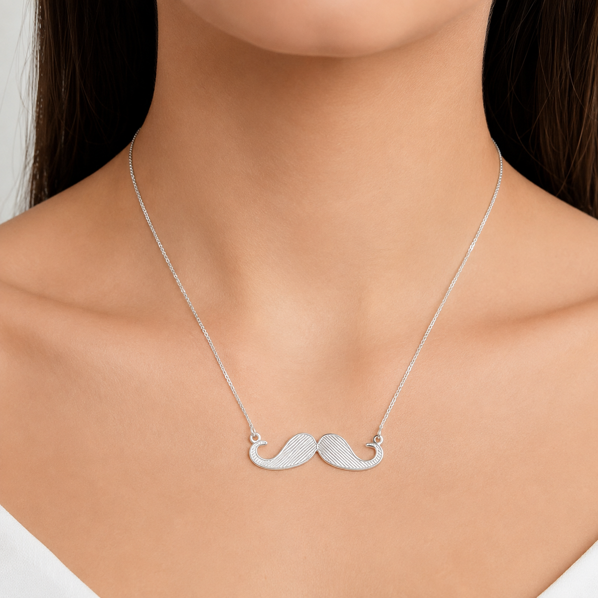 Colar bigode 45cm
